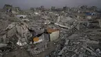 Sebuah tenda milik keluarga Magdi Arafat berdiri di antara reruntuhan rumah-rumah di lingkungan Al-Zaytoun, Kota Gaza, Jumat 27 November 2025. Gencatan senjata fase pertama resmi berlaku sejak 10 Oktober 2025, banyak warga Palestina di Jalur Gaza meninggalkan tempat pengungsian untuk kembali ke rumah mereka. (AP Photo/Jehad Alshrafi)