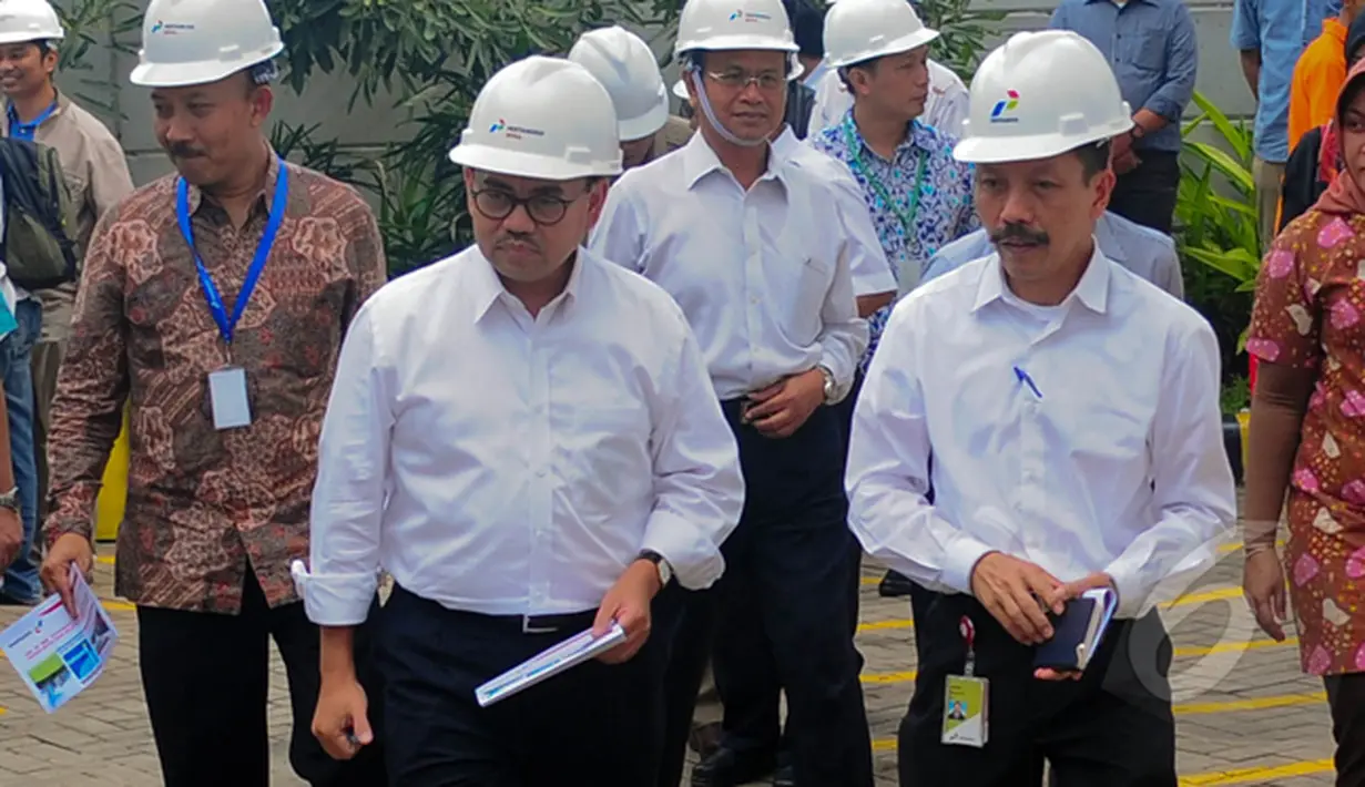 Menteri ESDM Sudirman Said saat melakukan blusukan ke Stasiun Pengisian Bahan Bakar Gas (SPBG) di Lebak Bulus, Jakarta, Selasa (3/3/2015). (Liputan6.com/Yoppy Renato) 