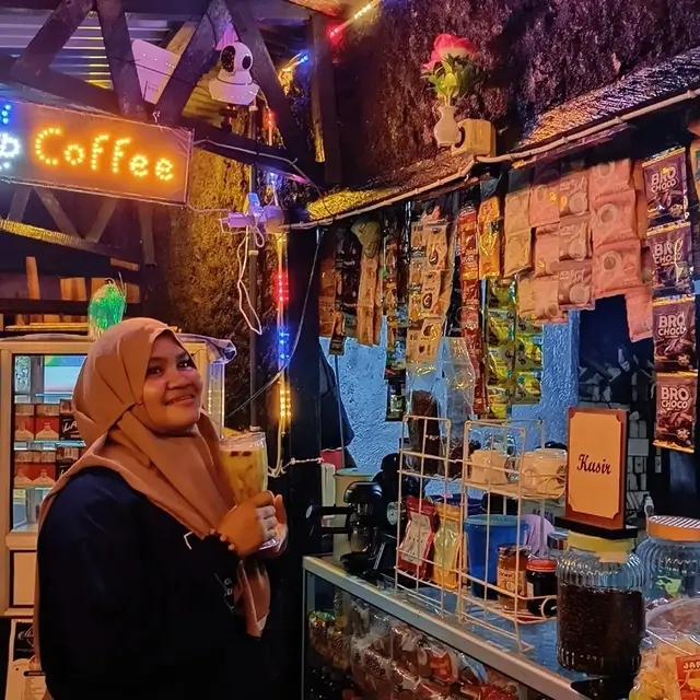 6 Potret Intan Sriastuti, Cewek Viral yang Nyanyi 'Begitu Sulit Lupakan Rehan'