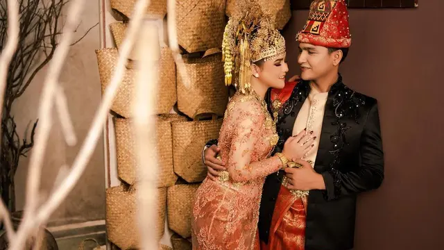 6 Potret Prewedding Masayu Clara dan Qausar Harta dengan Baju Adat, Tampil Serasi