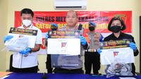 Polres Metro Bekasi Kota menunjukkan barang bukti kasus pembunuhan seorang wanita paruh baya di sebuah rumah kawasan Jatibening, Kota Bekasi. (Foto: Istimewa)