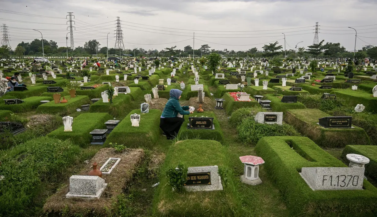 Berziarah dilakukan untuk mendoakan kerabat atau sanak keluarga yang telah meninggal dunia. (JUNI KRISWANTO/AFP)