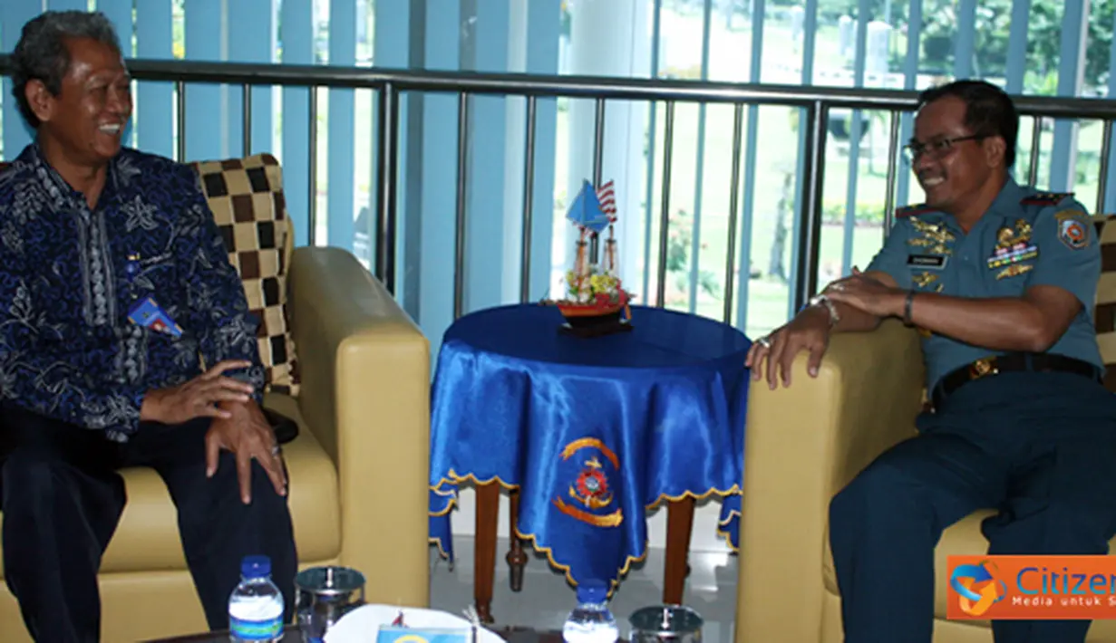 Citizen6, Surabaya: Dankobangdikal Laksda TNI Sadiman, menerima kunjungan Rektor Universitas Adhi Buana Surabaya Drs. H. Sutijono, MM di Loby  Utama Gedung Ki Hadjar Dewantara, Mako Kobangdikal, Surabaya, Selasa (27/3). (Pengirim: Penkobangdikal)