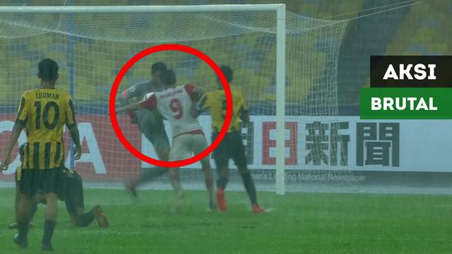 Berita video momen aksi kiper Malaysia, Sikh Izhan, melakukan pelanggaran brutal saat menghadapi Tajikistan pada laga pembuka Piala AFC U-16 2018 di Kuala Lumpur, Kamis (20/9/2018).