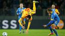 Pemain Barcelona, Sergio Busquets (kiri) terjatuh saat berebut bola dengan pemain BATE Borisov, Vitali Gaiduchik, dalam laga Grup E Liga Champions di Stadion Borisov Arena, Minsk, Belarus, (20/10/2015). (Reuters/Vasily Fedosenko)