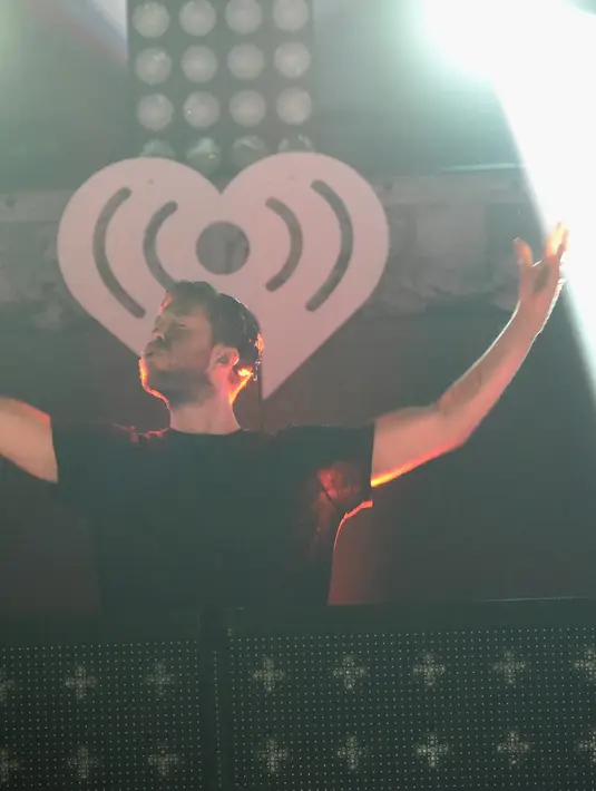 Tentu saja kesibukan dan dunia pertemanan keduanya pun sangatlah berbeda. Taylor begitu akrab dengan pergaulan rumahan, sedangkan Calvin sangat dekat dengan pesta dan klub malam. (AFP/Bintang.com)