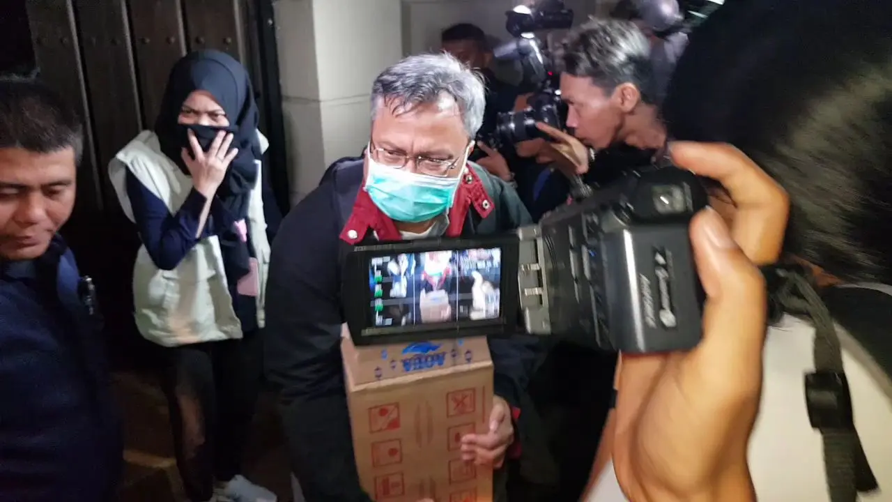 Penyidik KPK keluar dari rumah Dirut PLN Sofyan Basir