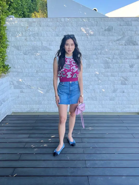 Tampilan kasual Kezia pun tak luput dari barang branded. Seperti di foto ini, ia mengenakan sleveeless knitwear Chanel dengan denim mini skirt dan tas mini Hermes. [@keziatoemion]