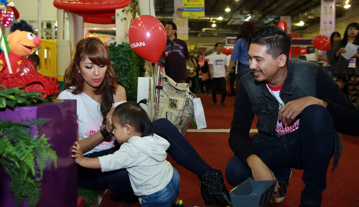 Tak heran jika melihat baby Ry yang sudah semakin besar dengan segala perkembangan yang diperlihatkan, maka bantuan dari baby sitter pun tidak ada salahnya untuk membantu Sharena Gunawan dan Ryan Delon. (Deki Prayoga/Bintang.com)