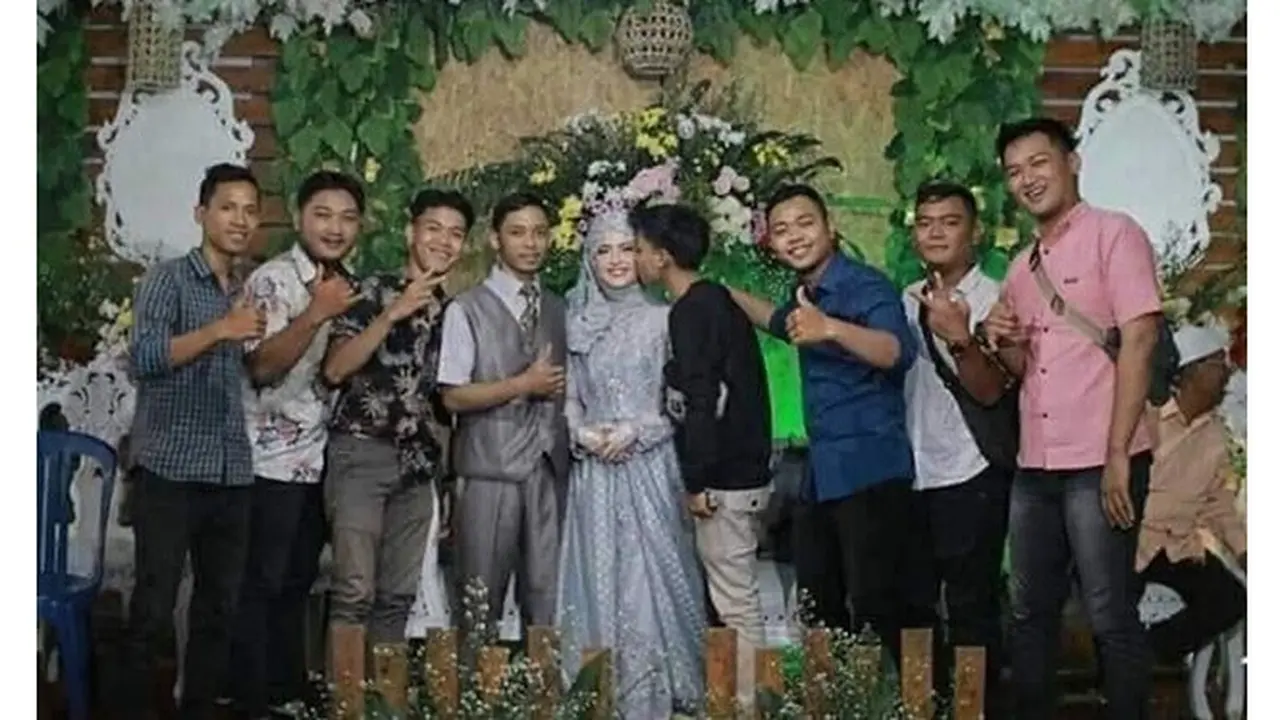5 Aksi Kocak Tamu Undangan Bareng Pengantin Ini Bikin Geleng Kepala