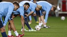 Sekumpulan bebek menganggu latihan pra musim Zenit St Petersburg klub juara Liga Eropa pada tahun 2008 ini.