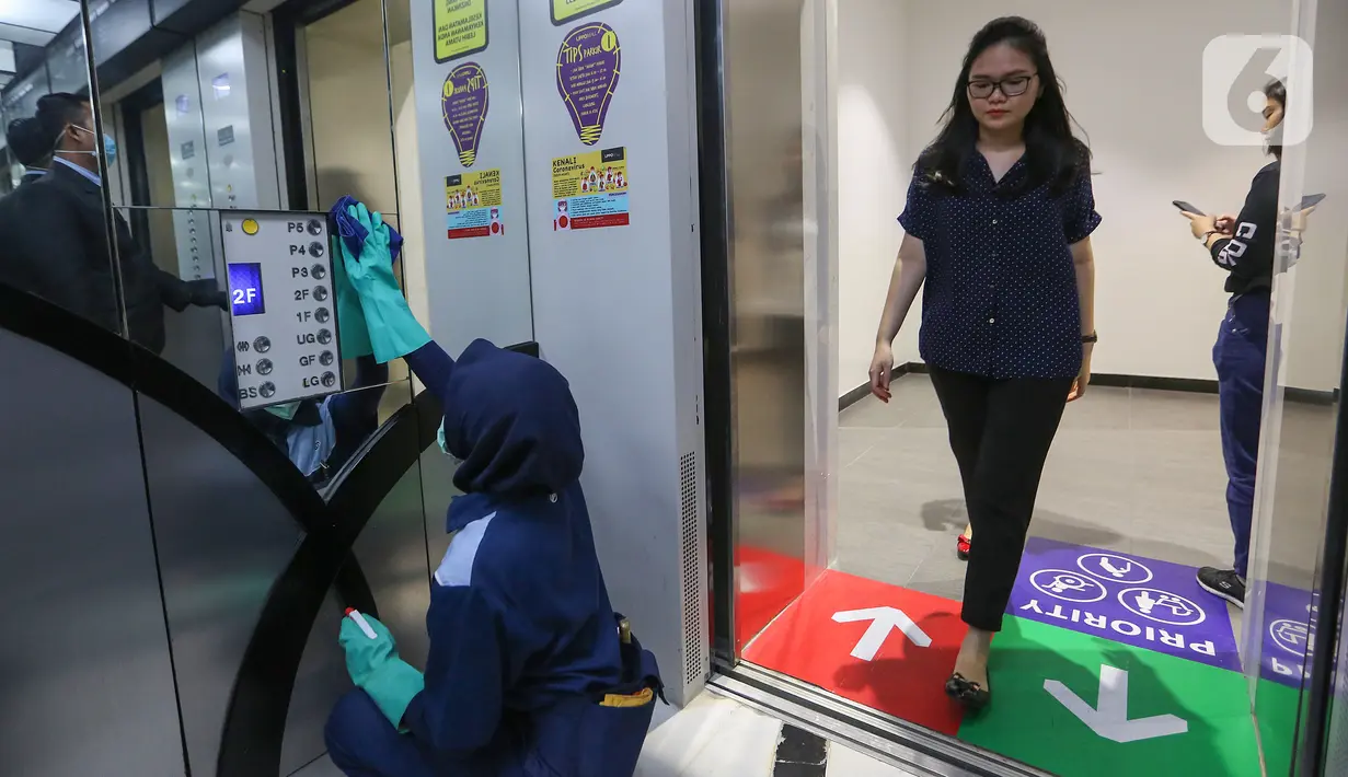 Petugas membersihkan tombol lift dengan mendisinfeksi sejumlah fasilitas di Lippo Malls Puri, Jakarta, Jumat (06/3/2020). Mall ini juga mengeluarkan pedoman penanggulangan penyebaran virus corona yang mengatur mekanisme pemantauan dan penanganan virus corona. (Liputan6.com/Fery Pradolo)