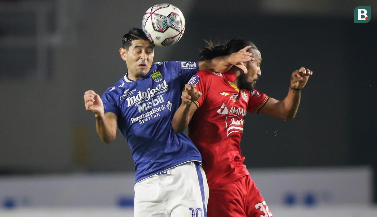 Pemain Persib Bandung, Esteban Vizcarra (kiri) berduel udara dengan pemain Persija Jakarta, Rohit Chand dalam laga pekan ke-12 BRI Liga 1 2021/2022 di Stadion Manahan, Solo, Sabtu (20/11/2021). (Bola.com/Bagaskara Lazuardi)
