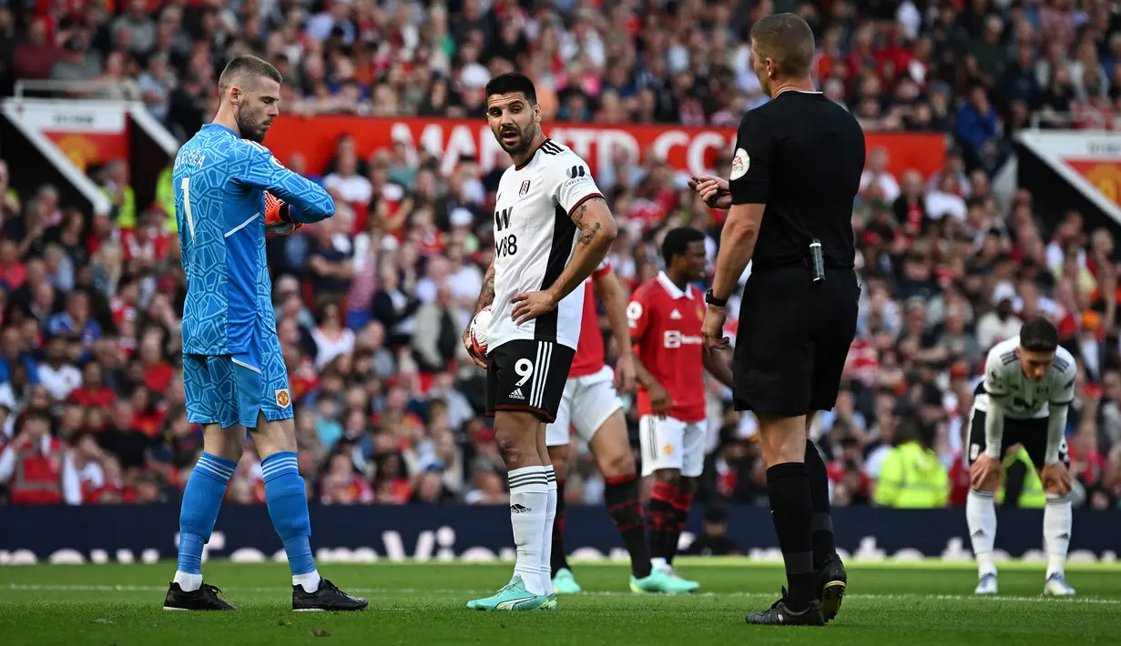 <p>Striker Fulham, Aleksandar Mitrovic (tengah) bersiap melakukan eksekusi penalti ke gawang Manchester United pada laga pekan terakhir Liga Inggris 2022/2023 di Old Trafford Stadium, Manchester (28/5/2023). (AFP/Paul Ellis)</p>