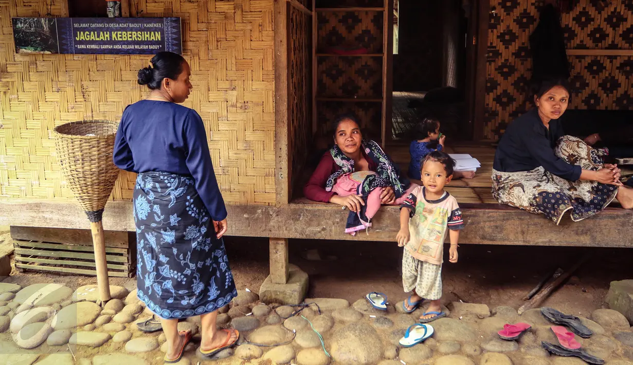 Sejumlah wanita Baduy Luar duduk santai sambil menjaga anak-anak di teras rumah Kampung Balimbing, Kabupaten Lebak, Banten, Jumat (13/5). Berdagang dan menjaga rumah merupakan aktivitas yang dilakukan sebagian wanita Baduy Luar (Liputan6.com/Fery Pradolo)