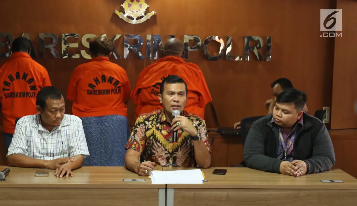 Kasubdit II Dirtippidsiber Bareskrim PolriKombes Pol Rickynaldo Chairul (tengah) saat rilis kasus penipuan melalui email di Jakarta, Jumat (16/11). Tiga tersangka yakni Dina Febriyanti, Puput Bambang, dan Ndubuike Gilber Ukpogu. (Liputan6.com/AnggaYuniar)
