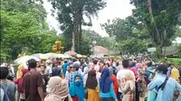 Ratusan Pedagang Dan Pengelola Pantai Carita Demonstrasi Menolak Penutupan Lokasi Wisata Oleh Gubernur Banten, Wahidin Halim. (Minggu, 16/05/2021). (Liputan6.com/Yandhi Deslatama).