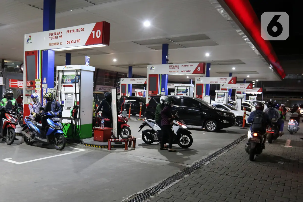 FOTO: Antrean Kendaraan di SPBU Jelang Kenaikan Harga Pertamax