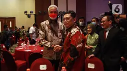 Ketua DPP PDIP Utut Adianto (kanan) bersalaman dengan Gubernur Jawa Tengah yang juga kader PDIP Ganjar Pranowo saat menghadiri acara Anugerah Keterbukaan Informasi Publik Tahun 2022 di Tangerang, Banten, Rabu (14/12/2022). Partai Demokrasi Indonesia Perjuangan (PDIP) kembali berhasil meraih penghargaan Anugerah Keterbukaan Informasi Publik Tahun 2022 dari Komisi Informasi Pusat (KIP) RI yang diwakili oleh Ketua DPP PDIP Utut Adianto. (Liputan6.com/Johan Tallo)