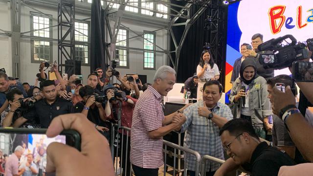 Bakal Capres Partai Gerindra Prabowo Subianto bertemu dengan Bakal Capres PDIP Ganjar Pranowo saat acara diskusi Pendidikan Belajaraya.