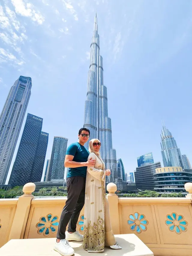 8 Momen Liburan Syahrini dan Reino Barack di Dubai, Tampil Mesra