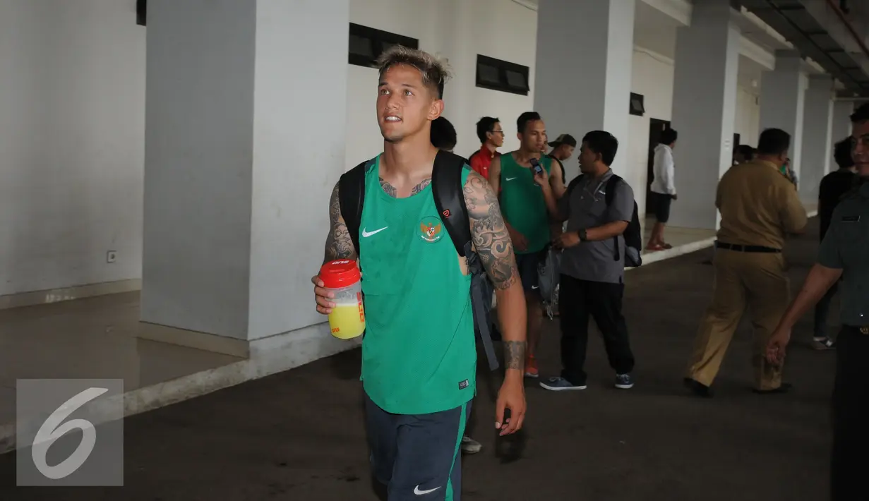 Pemain klub Consadole Sapporo, Irfan Bachdim kembali mengikuti seleksi timnas Indonesia di Stadion Pakansari, Bogor, Selasa (9/8). Di AFF 2016, Indonesia akan langsung berhadapan dengan Thailand di Manila. (Liputan6.com/Helmi Fithriansyah)