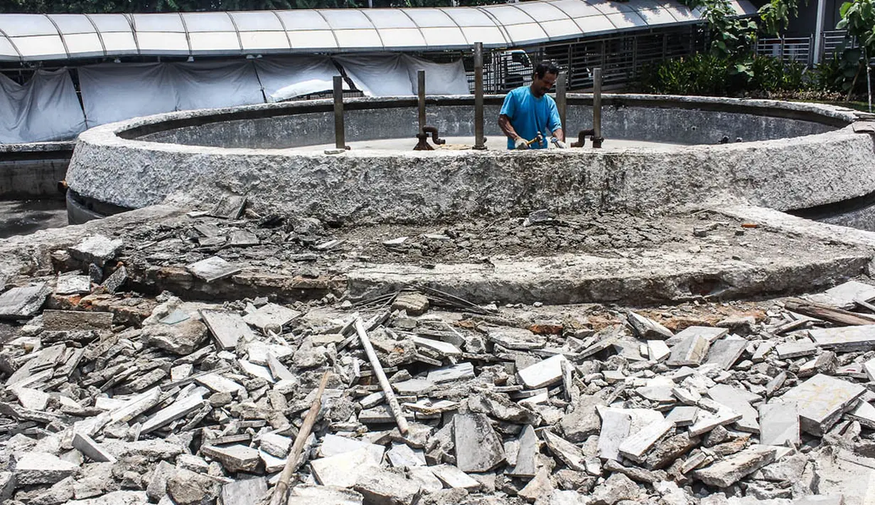 Setelah hampir satu tahun terbengkalai, proyek perbaikan senilai Rp 790 juta ini kembali dikerjakan, Jakarta, Rabu (5/11/2014). (Liputan6.com/Faizal Fanani) 