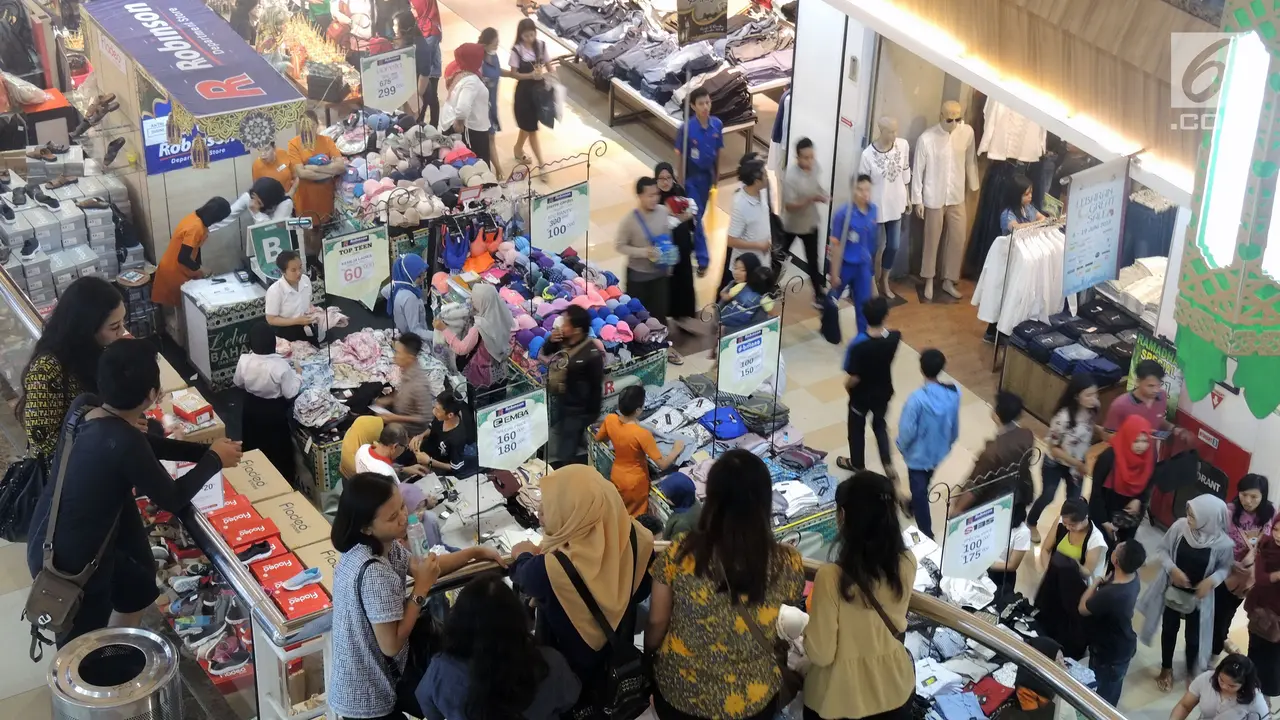 Pusat Perbelanjaan Diserbu Pengunjung
