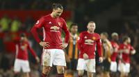 Zlatan Ibrahimovic terlihat tertunduk usai timnya bermain imbang melawan Hull City pada lanjutan Premier League pekan ke-23 di Old Trafford, Manchester, selasa (01/02/2017) waktu setempat. MU bermain imbang 0-0. (AP/Dave Thompson)