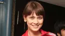 <p>Mengenakan jaket training merah, Luna Maya saat itu masih terlihat muda. Ia pun tampil natural dengan memerlihatkan wajah blasteran yang memesona. Dengan rambut pirang diikat ke belakang lengkap dengan poni depannya. [Dok. Kapanlagi.com]</p>