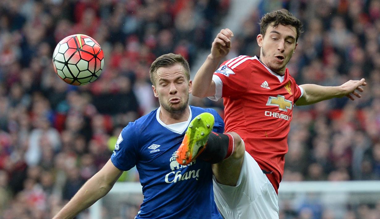 Matteo Darmian. Bek berusia 31 tahun ini didatangkan Manchester United dari Torino awal musim 2015/2016. Setelah 4 musim bersama Setan Merah dan tampil dalam 92 laga dengan mencetak 1 gol, ia hijrah ke Parma pada awal musim 2019/2020. (Foto: AFP/Oli Scarff)