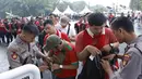 Polisi memeriksa suporter sebelum memasuki SUGBK, Senayan, Jakarta, Minggu (14/1/2018). Fasilitas baru tersebut untuk meningkatkan keamananan, kenyamanan serta kedisiplinan suporter. (Bola.com/M Iqbal Ichsan)