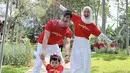<p>Ria Ricis bersama suami dan anaknya kompak mengenakan baju atasan merah dengan bawahan putihnya. [@riaricis1795]</p>
