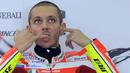 Pebalap Italia, Valentino Rossi tampil rapi dengan rambut botak. (AFP/Jose Jordan)