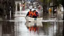 Petugas penyelamat berpatroli mengelilingi daerah banjir di daerah Lujan, Argentina, Rabu (12/8/2015).  Lebih dari 20.000 orang telah dievakuasi setelah hujan lebat di akhir pekan lalu yang menyebabkan sungai naik dan banjir. (REUTERS/Marcos Brindicci)