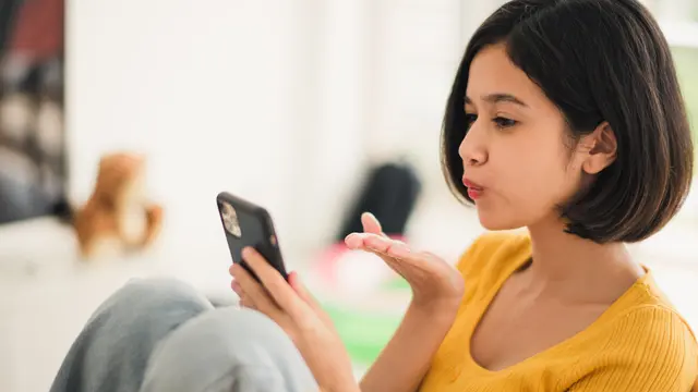 Jangan Langsung Overthinking, Ini Rahasia Awetnya Hubungan LDR dengan Pasangan