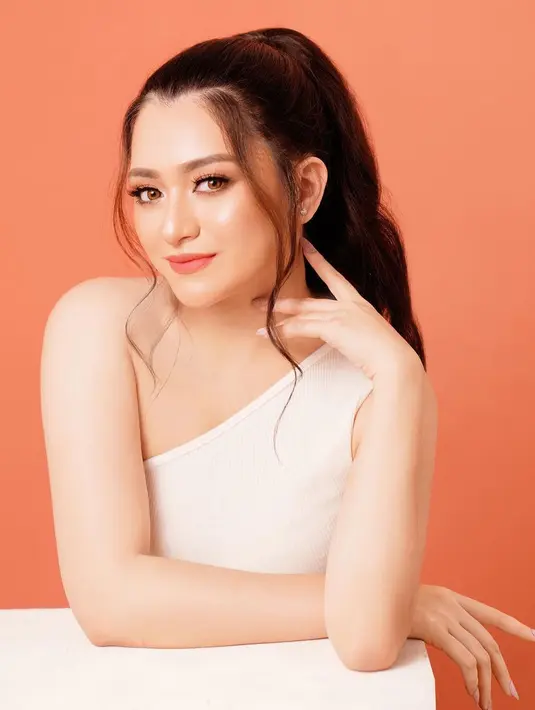 Penuh pesona, Nathalie Holscher menghadirkan clean look. Ia menarik rambutnya tinggi ke belakang dan menyisakan sedikit bagian di depan sebagai poni. [Foto: Instagram/nathalieholscher]