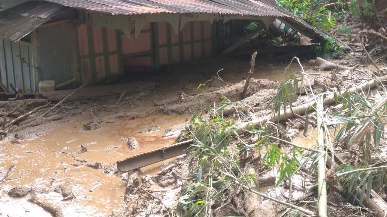 Satu unit rumah diterjang longsor hingga rusak berat di Talu, Pasaman Barat.