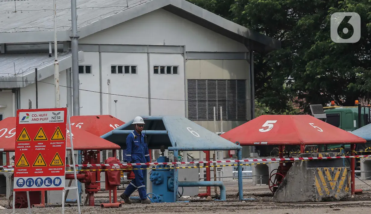 Pekerja beraktivitas di Lapangan Pertamina EP Sukowati Bojonegoro, Jawa Timur, Kamis (7/12/2023). (Liputan6.com/Angga Yuniar)