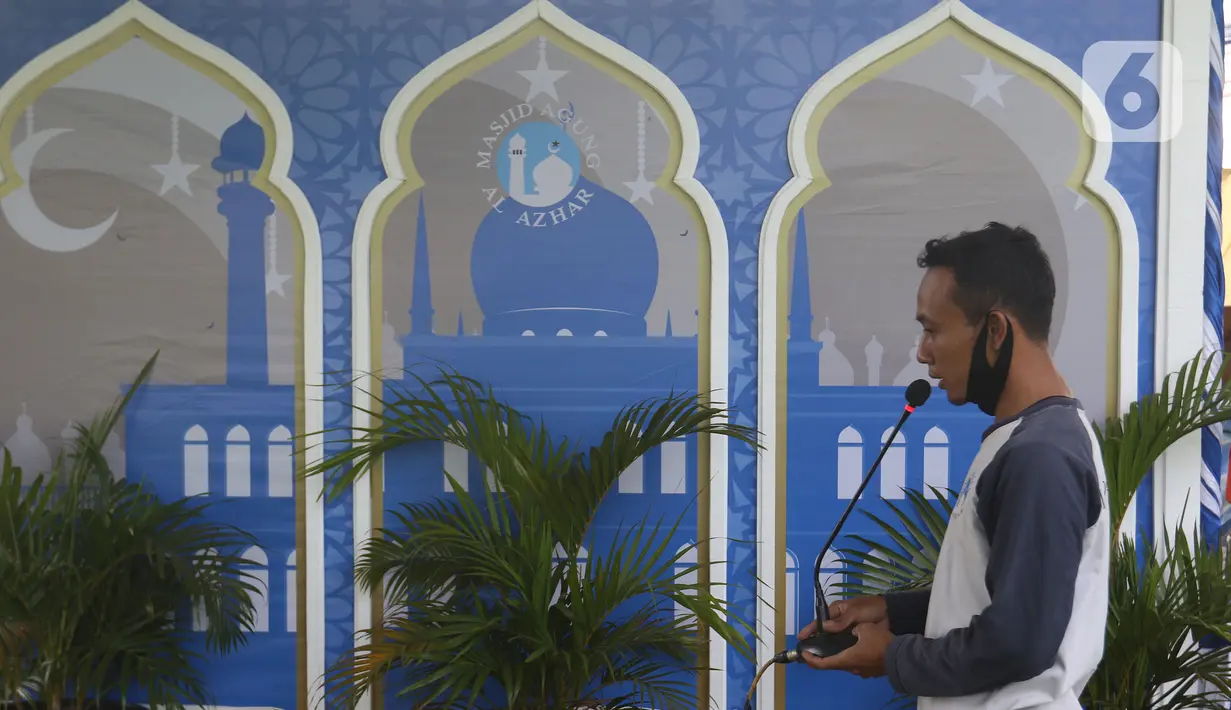 Pekerja melakukan persiapan sholat Idul Fitri di Masjid Al Azhar, Jakarta, Rabu (11/5/2021). Masjid Al Azhar akan menggelar sholat idul Fitri secara berjamaah di lapangan masjid tersebut dengan protokol pencegahan COVID-19 yang ketat. (Liputan6.com/Herman Zakharia)