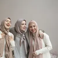 Tampak ketiga wanita sedang bersiap menghadapi musim panas bersama dengan balutan hijab yang memukau. (Foto: Freepik.com/freepik)