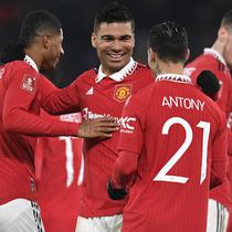 Trio Brasil menjadi penentu kemenangan 3-1 Manchester United atas Reading dalam babak keempat Piala FA 2022/2023 di Old Trafford Stadium, Minggu (29/1/2023) dini hari WIB. Ketiganya bahu membahu dan berkontribusi atas terciptanya ketiga gol Setan Merah. Casemiro mampu menyumbang dua gol, Fred satu gol dan satu assist, sementara Antony berjasa memmberi assist bagi gol pertama Casemiro. (AFP/Oli Scarff)
