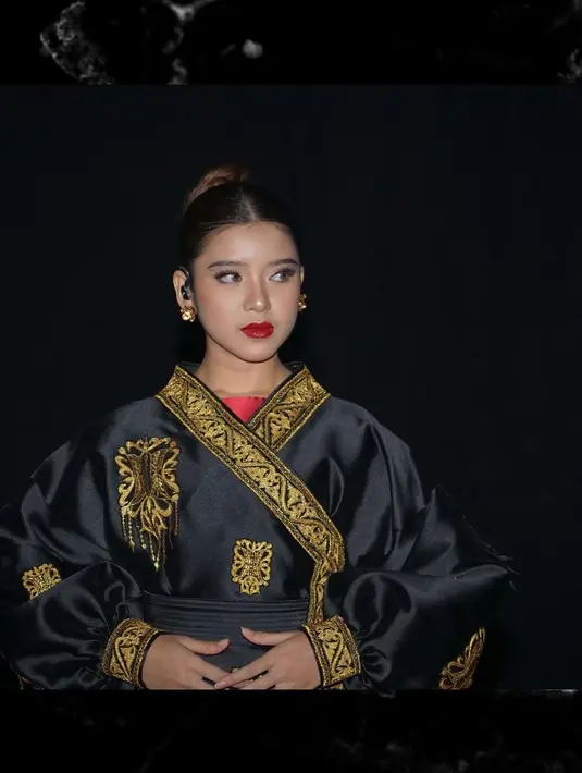 Penampilan Tiara dengan lipstik merah, serta tatanan rambut yang digulung rapi. Foto: Instagram.