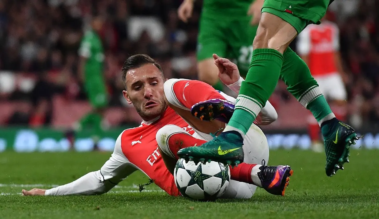 Pemain Arsenal, Lucas Perez, berebut bola dengan pemain Ludogorets dalam laga Grup A Liga Champions di Stadion Emirates, Kamis (20/10/2016) dini hari WIB. (AFP/Ben Stansall)
