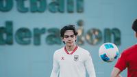 Kiper Timnas Indonesia U-17, Mike Rajasa menjalani sesi latihan di Jeddah, Arab Saudi, Minggu (3/5/2026) jelang laga perdana di Piala Asia U-17 2026. (Dok. PSSI)