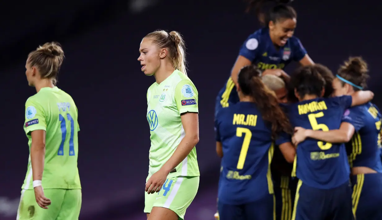 Pemain Wolfsburg, Fridolina Rolfo, tampak kecewa usai ditaklukkan Lyon pada laga Liga Champions Wanita di Stadion Anoeta, Spanyol, Senin (31/8/2020). Lyon menang 3-1 atas Wolfsburg. (Clive Brunskill/Pool via AP)