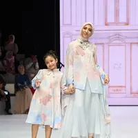 Klamby menampilkan koleksi baju Lebaran di Plaza Indonesia Fashion Week (PIFW) 2024. [@wearingklamby]