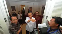 Mantan Walikota Solo itu mengenalkan ruangan demi ruangan yang ada di rumah transisi yang mengusung gaya kolonial tersebut, Jakarta, Senin (4/8/14). (Liputan6.com/Herman Zakharia) 