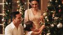 Rianti Cartwright tampil kompak bersama suami serta sang putri dalam pemotretan keluarga terbarunya. Bahkan, sang putri tampak begitu asyik menghias pohon Natal. (Liputan6.com/IG/@riantic)