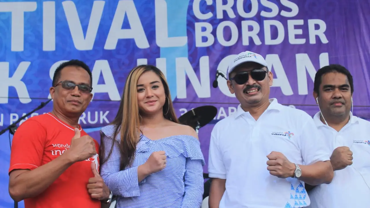 Sempat Diguyur Hujan, Festival Crossborder Aruk Tetap Pecah